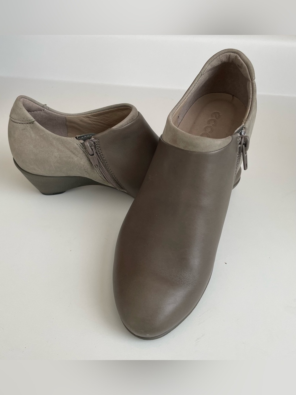 Ecco Sculptured 45 Ankle Gray Suede & Leather Boots  Sz 6